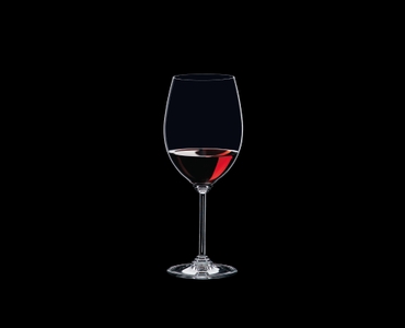 RIEDEL Wine Cabernet/Merlot gefüllt mit einem Getränk auf schwarzem Hintergrund