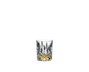 RIEDEL Tumbler Collection Spey Whisky gefüllt mit einem Getränk auf weißem Hintergrund