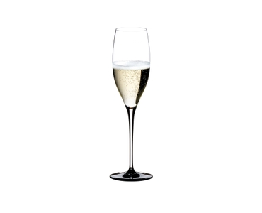 RIEDEL Sommeliers Black Tie Bicchiere Champagne Vintage riempito con una bevanda su sfondo bianco