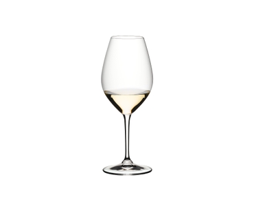 RIEDEL 002 Glas gefüllt mit einem Getränk auf weißem Hintergrund
