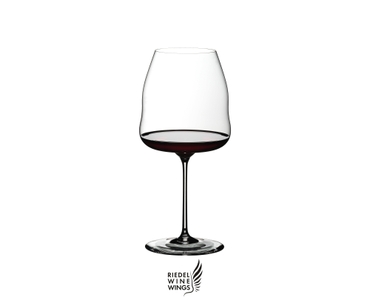 RIEDEL Winewings Restaurant Pinot Noir/Nebbiolo gefüllt mit einem Getränk auf weißem Hintergrund