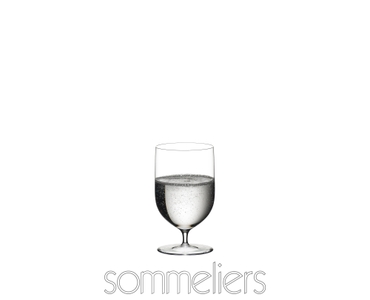 RIEDEL Sommeliers Wasser gefüllt mit einem Getränk auf weißem Hintergrund