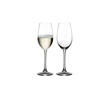 RIEDEL Ouverture Champagne Glass rempli avec une boisson sur fond blanc