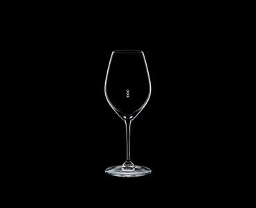 RIEDEL Restaurant Champagne Wine Glass Pour Line ML auf schwarzem Hintergrund