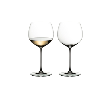 RIEDEL Veritas verre à Chardonnay élevé en fût rempli avec une boisson sur fond blanc