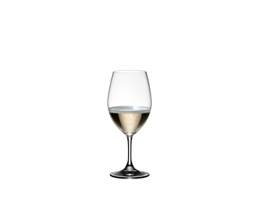 RIEDEL Drink Specific Glassware All Purpose Glass con bebida en un fondo blanco
