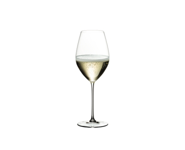 RIEDEL Champagner Verkostungsset gefüllt mit einem Getränk auf weißem Hintergrund