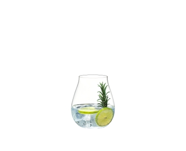 RIEDEL Gin Set Classic gefüllt mit einem Getränk auf weißem Hintergrund