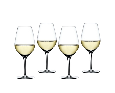 SPIEGELAU Authentis Vino bianco riempito con una bevanda su sfondo bianco