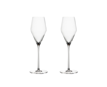SPIEGELAU Definition Champagnerglas gefüllt mit einem Getränk auf weißem Hintergrund