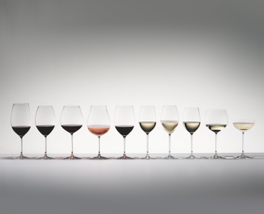 4 RIEDEL Veritas Viognier/Chardonnay glasses stand slightly offset next to each other. The two glasses on the left are filled with white wine, the ones on the right side are filled with red wine.