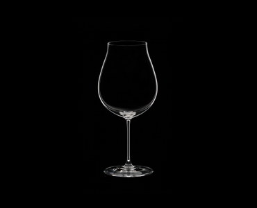 RIEDEL Veritas New World Pinot Noir/Nebbiolo/Rosé Champagne Glass su sfondo nero