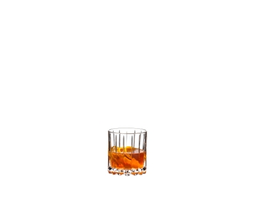 RIEDEL Drink Specific Glassware Neat Glass rempli avec une boisson sur fond blanc