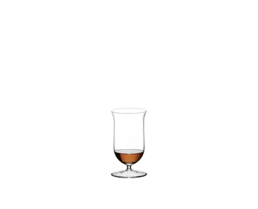 RIEDEL Sommeliers Single Malt Whisky rempli avec une boisson sur fond blanc