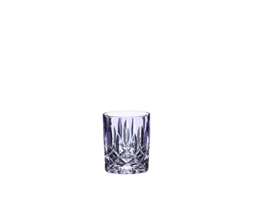 RIEDEL Laudon Viola riempito con una bevanda su sfondo bianco