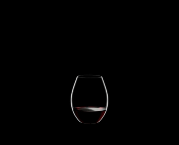 RIEDEL O Wine Tumbler Old World Syrah gefüllt mit einem Getränk auf schwarzem Hintergrund