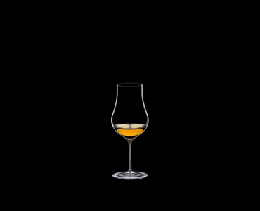 RIEDEL Sommeliers Cognac X.O. R.Q. 6er-Set gefüllt mit einem Getränk auf schwarzem Hintergrund