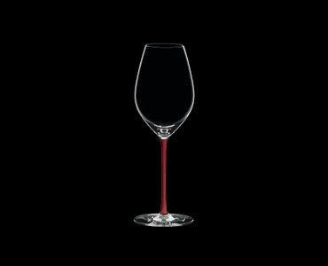 RIEDEL Fatto A Mano Champagner Weinglas Rot R.Q. auf schwarzem Hintergrund