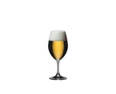 RIEDEL Drink Specific Glassware Allzweckglas gefüllt mit einem Getränk auf weißem Hintergrund
