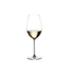 RIEDEL Veritas Sauvignon Blanc riempito con una bevanda su sfondo bianco