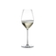 RIEDEL Fatto A Mano Champagne Wine Glass - white rempli avec une boisson sur fond blanc