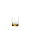 RIEDEL O Wine Tumbler Whisky H2O riempito con una bevanda su sfondo bianco
