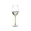 RIEDEL Fatto A Mano Champagner Weinglas - Gelb gefüllt mit einem Getränk auf weißem Hintergrund