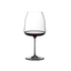 RIEDEL Winewings Pinot Noir/Nebbiolo rempli avec une boisson sur fond blanc