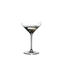 RIEDEL Extreme Martini rempli avec une boisson sur fond blanc