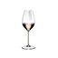 RIEDEL Performance Sauvignon Blanc rempli avec une boisson sur fond blanc