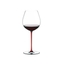 RIEDEL Fatto a Mano Pinot Noir Rosso riempito con una bevanda su sfondo bianco