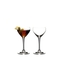 RIEDEL Drink Specific Glassware Nick & Nora Glas gefüllt mit einem Getränk auf weißem Hintergrund