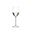 RIEDEL Sommeliers Loire riempito con una bevanda su sfondo bianco