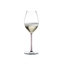 RIEDEL Fatto A Mano Champagne Wine Glass Rose rempli avec une boisson sur fond blanc