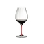 RIEDEL Fatto A Mano Performance Pinot Noir - Rot gefüllt mit einem Getränk auf weißem Hintergrund