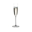 RIEDEL Superleggero Flûte da Champagne riempito con una bevanda su sfondo bianco