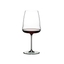 RIEDEL Winewings Syrah riempito con una bevanda su sfondo bianco