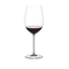 RIEDEL Superleggero Bordeaux Grand Cru riempito con una bevanda su sfondo bianco