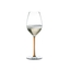 RIEDEL Fatto A Mano Champagner Weinglas - Orange gefüllt mit einem Getränk auf weißem Hintergrund