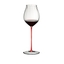 RIEDEL High Performance Pinot Nero Rosso riempito con una bevanda su sfondo bianco