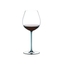 RIEDEL Fatto A Mano verre à Pinot Noir, turquoise rempli avec une boisson sur fond blanc
