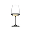 RIEDEL Winewings Sauvignon Blanc rempli avec une boisson sur fond blanc