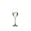 RIEDEL Ouverture Verre à Champagne rempli avec une boisson sur fond blanc