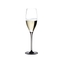 RIEDEL Sommeliers Black Tie Bicchiere Champagne Vintage riempito con una bevanda su sfondo bianco