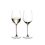 RIEDEL Veritas Viognier/Chardonnay riempito con una bevanda su sfondo bianco