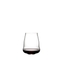 SL RIEDEL Stemless Wings Pinot Noir/Nebbiolo riempito con una bevanda su sfondo bianco