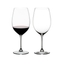 RIEDEL Vinum verre à Bordeaux Grand Cru rempli avec une boisson sur fond blanc