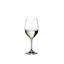 RIEDEL Vinum Daiginjo riempito con una bevanda su sfondo bianco