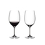 RIEDEL Vinum Cabernet Sauvignon/Merlot rempli avec une boisson sur fond blanc