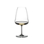 RIEDEL Winewings Riesling rempli avec une boisson sur fond blanc